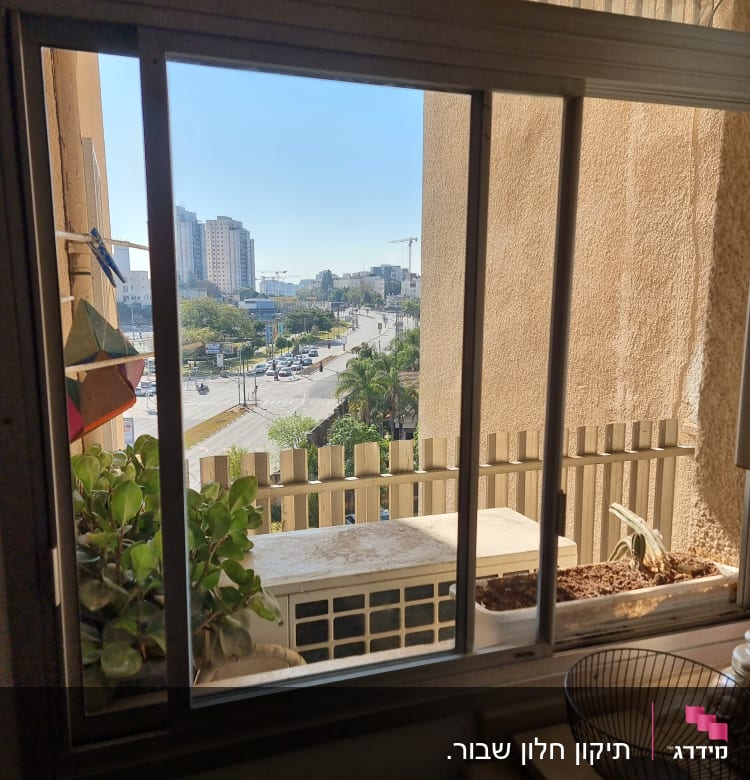 חלון זכוכית פתוח עם נוף עירוני